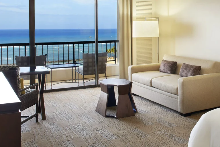 Ali'i Ocean Front with 1 King Bed - Hilton Hawaiian Village