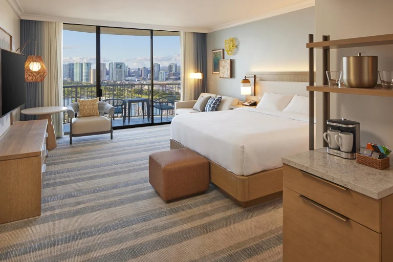 Rainbow Ocean View with 1 King Bed - Hilton Hawaiian Village