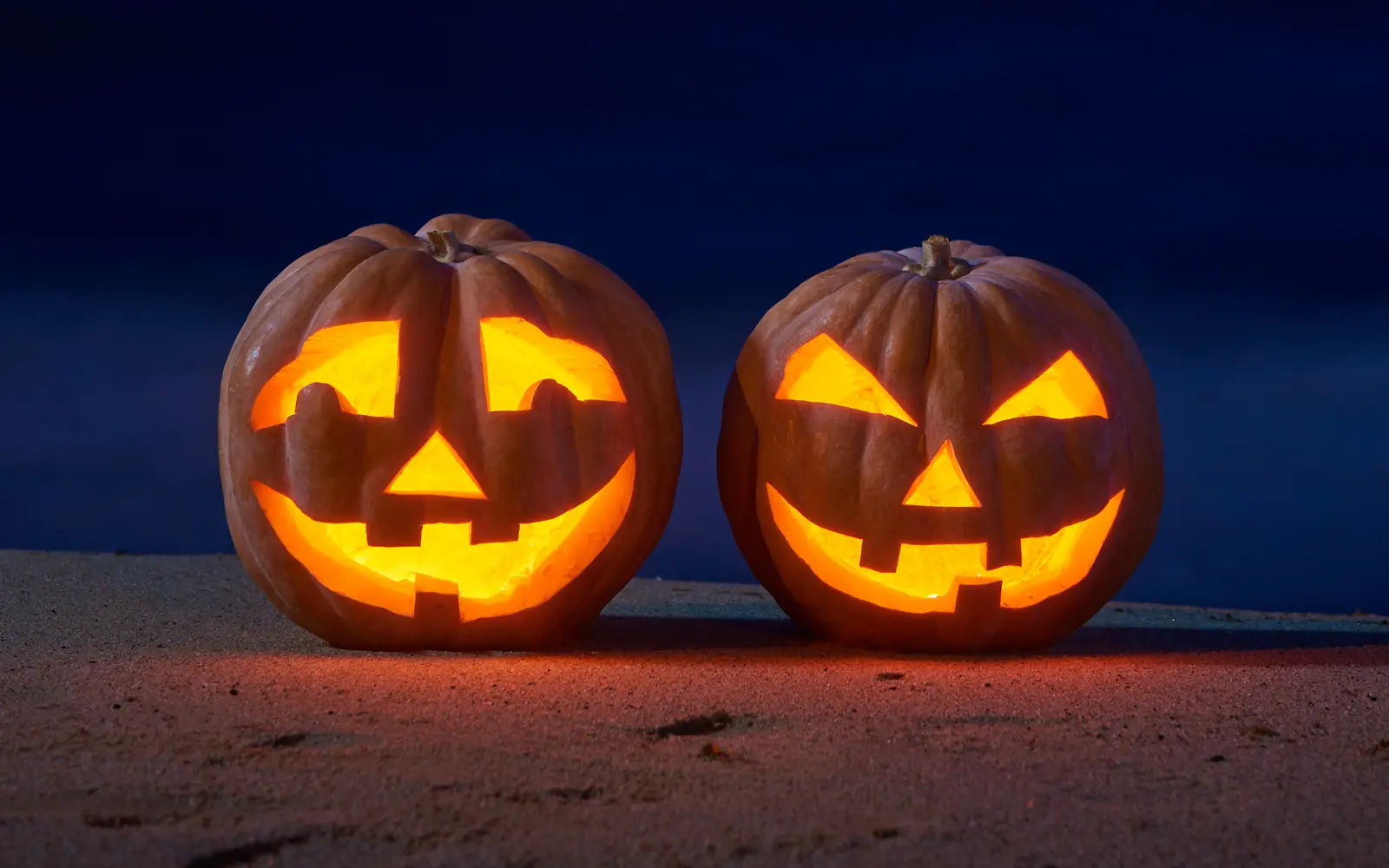 photo of two jack o lanterns at hilton hawaiian village